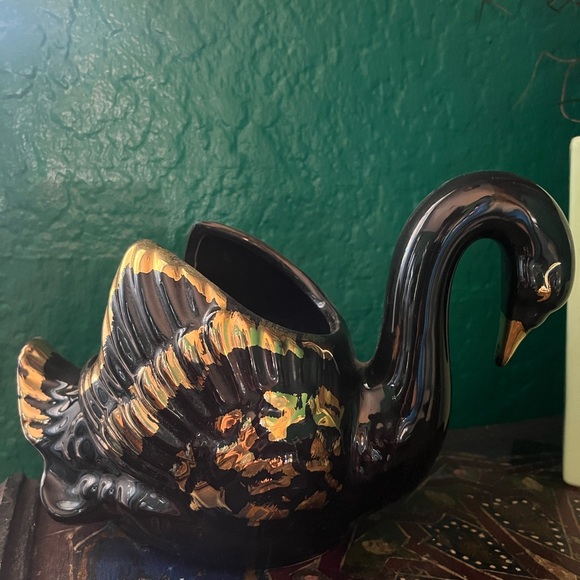 Vintage mid century 50s Bisque Co. 22 KT Black and Gold Swan vase - Picture 5 of 5